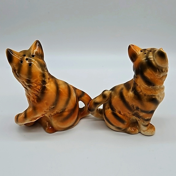Pair of ceramic orange cat salt & pepper shakers - Picture 4 of 10